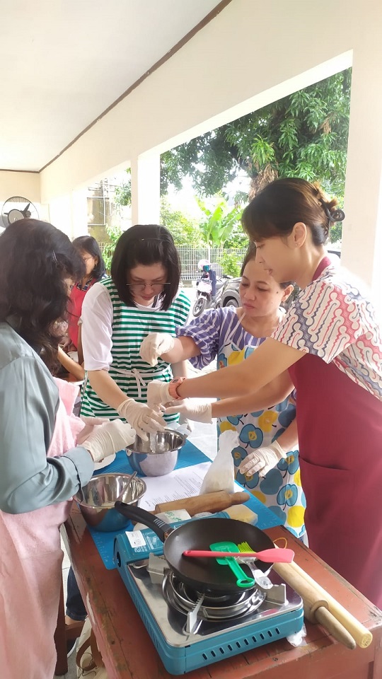 Bekerjasama saat membuat pia PAKAI_1